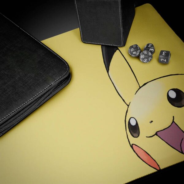 Playmat Ultra PRO Pokemon: Pikachu 2025 62x34cm - Imagen 3
